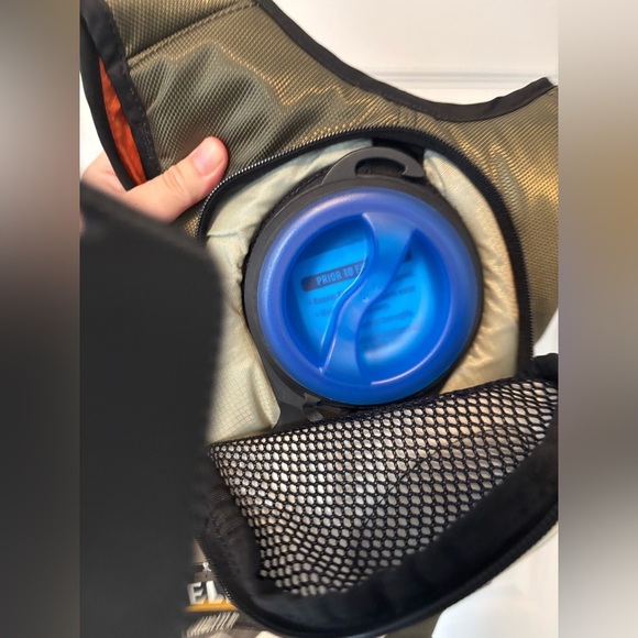 Camelbak Zoid 72oz Hydration Pack Hiking Cycling Skiing Recreation Unisex NWT - Picture 4 of 5